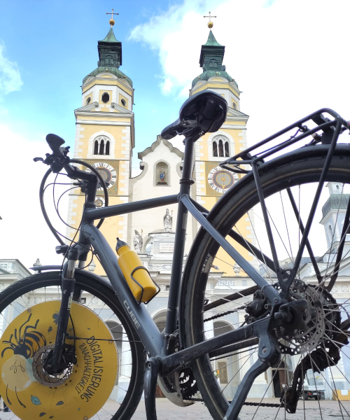Fahrrad von Philipp Zedler, Digitalisierung und Nachhaltigkeit, vor dem Brixener Dom